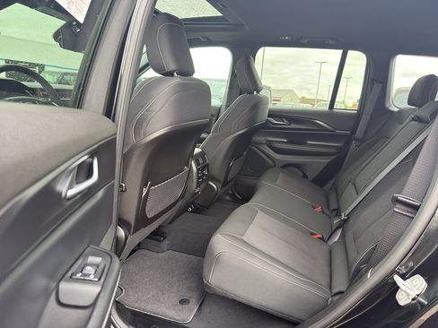 Used 2025 Jeep Grand Cherokee Laredo X w/ Luxury Tech Group I AWD/4WD image 30