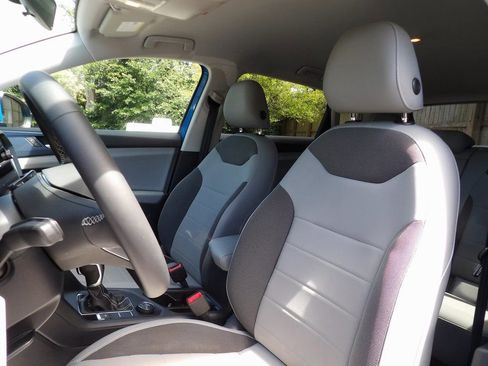 Used 2022 Volkswagen Taos SE image 9