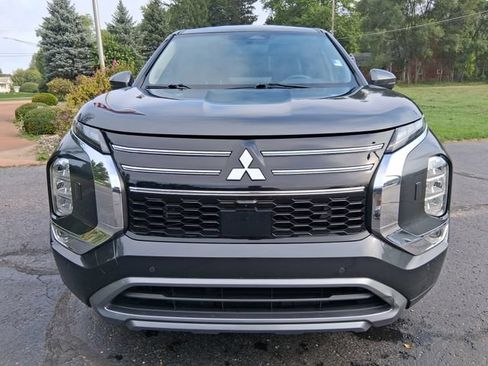 Used 2025 Mitsubishi Outlander AWD image 2