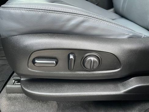 Used 2020 Buick Enclave Essence w/ Sound and Sites Package image 32