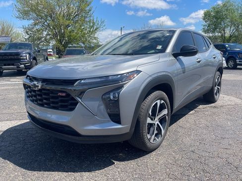 Used 2024 Chevrolet Trax RS FWD image 2