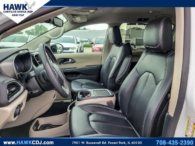 Used 2024 Chrysler Pacifica Touring-L FWD image 8