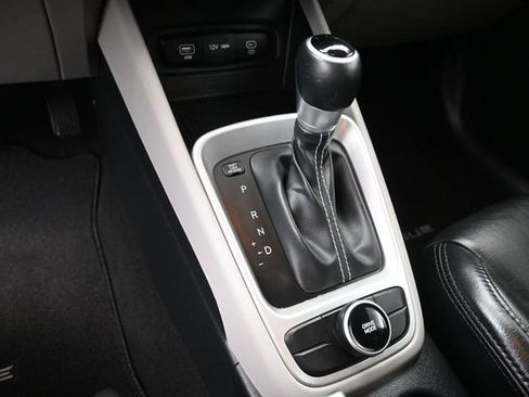 Used 2024 Hyundai Venue SEL FWD image 32