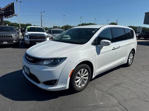 Used 2018 Chrysler Pacifica Touring Plus FWD image 3