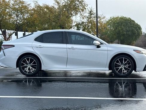 Used 2022 Toyota Camry SE image 3