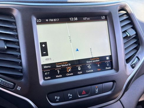 Used 2019 Jeep Cherokee Trailhawk AWD/4WD image 25