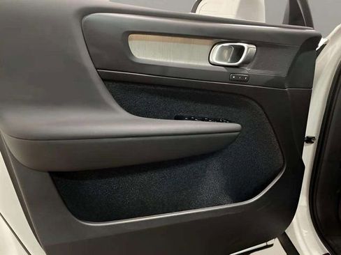 Used 2025 Volvo XC40 B5 Plus image 82