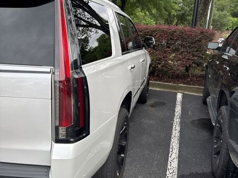 Used 2020 Cadillac Escalade Premium Luxury AWD/4WD image 3