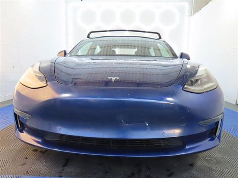 Used 2022 Tesla Model 3 Standard Range image 2