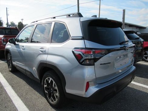 Used 2025 Subaru Forester Premium image 3