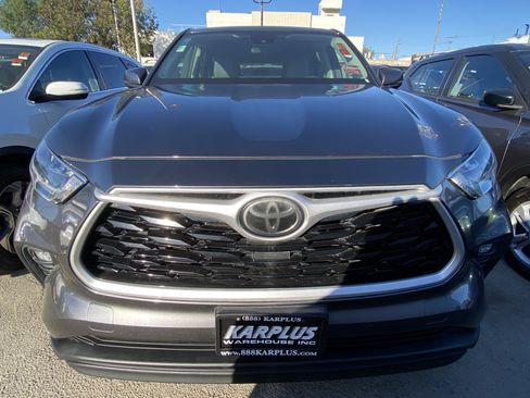 Used 2020 Toyota Highlander LE FWD image 3