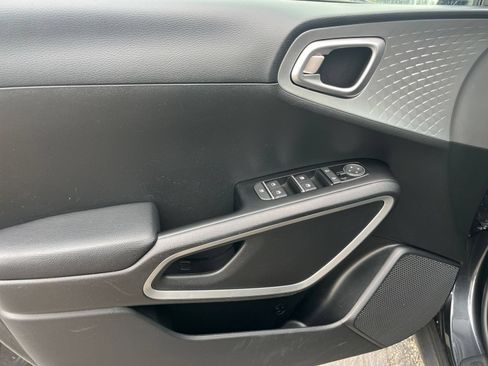 Used 2025 Kia Soul LX w/ LX Technology Package FWD image 18