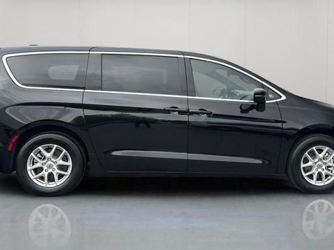 New 2025 Chrysler Pacifica Select image 5