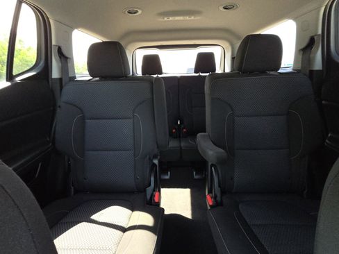 Used 2023 GMC Acadia SLE FWD image 25