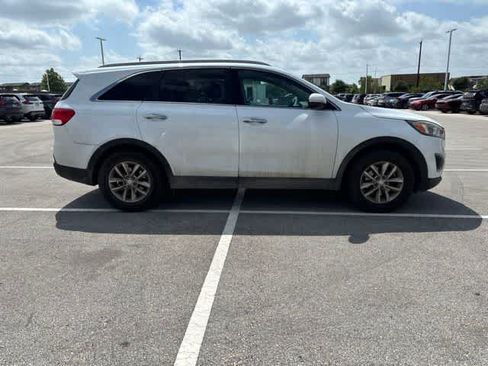 Used 2018 Kia Sorento FWD image 6