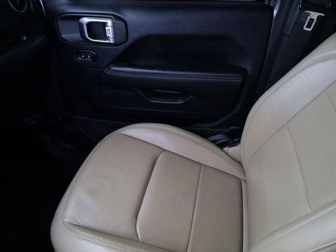 Used 2019 Jeep Wrangler Unlimited Sahara image 13