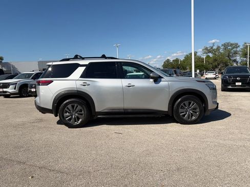 Used 2022 Nissan Pathfinder SV w/ SV Black Package image 4