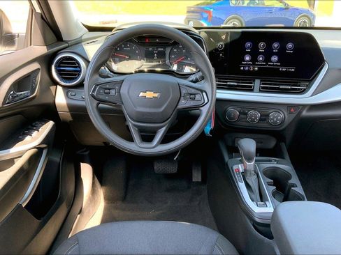 Used 2025 Chevrolet Trax LS image 5