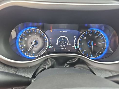 Used 2025 Chrysler Pacifica Select FWD image 12