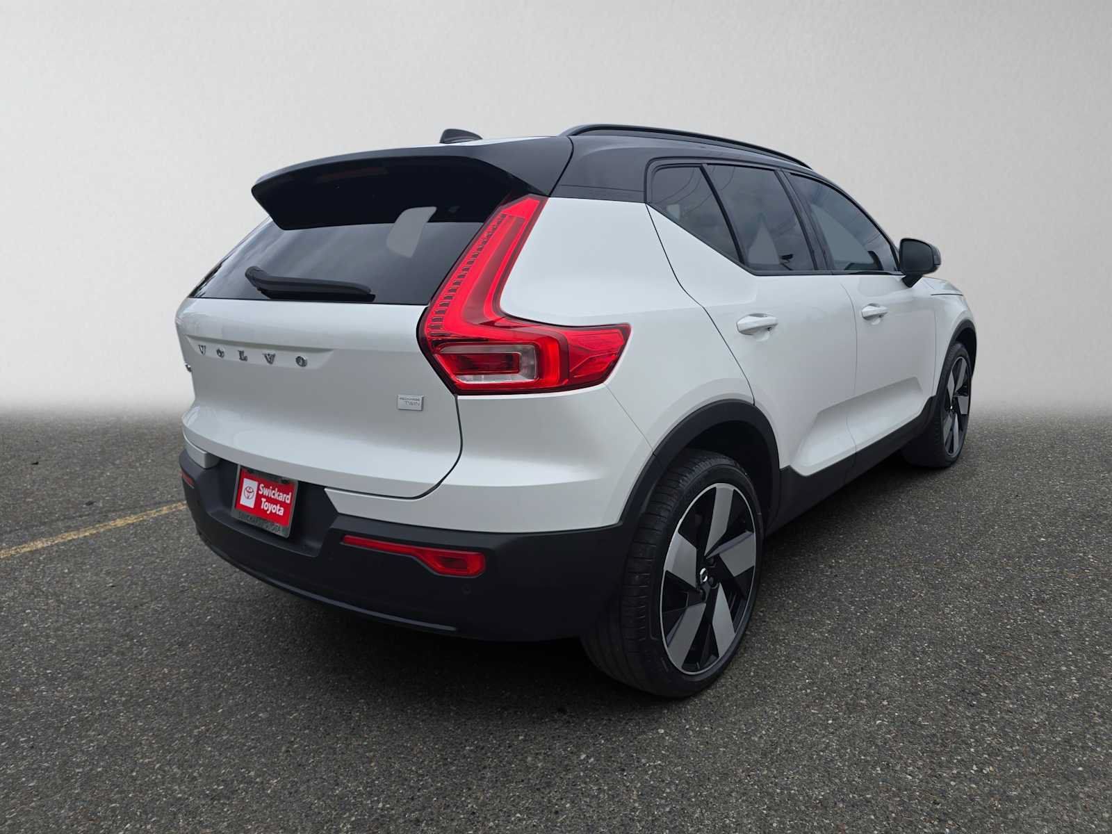 Used 2023 Volvo XC40 Recharge Ultimate AWD/4WD image 3