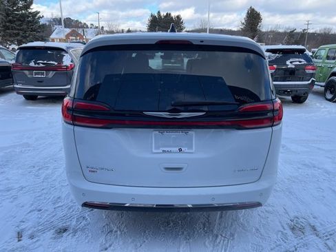 Certified 2024 Chrysler Pacifica Limited image 5