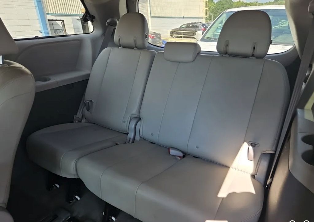 Used 2015 Toyota Sienna XLE w/ XLE Navigation Package FWD image 7