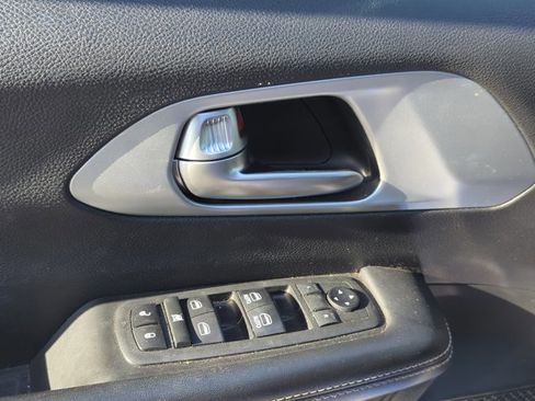 Used 2018 Chrysler Pacifica Touring-L image 9