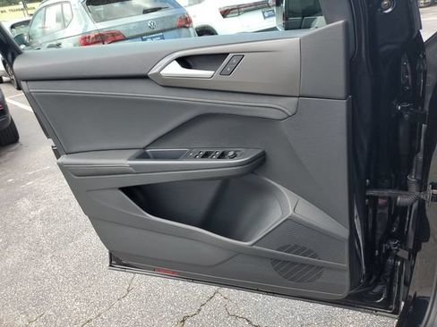 Certified 2025 Volkswagen Taos SE FWD image 19