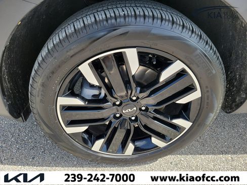 Certified 2025 Kia Telluride SX w/ SX Captain's Chair Package FWD image 4