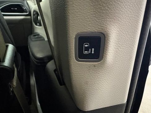 Used 2023 Chrysler Pacifica Touring-L FWD image 15