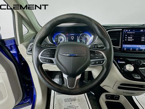 Used 2021 Chrysler Pacifica Touring FWD image 13
