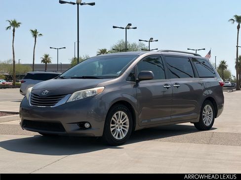 Used 2015 Toyota Sienna XLE FWD image 2