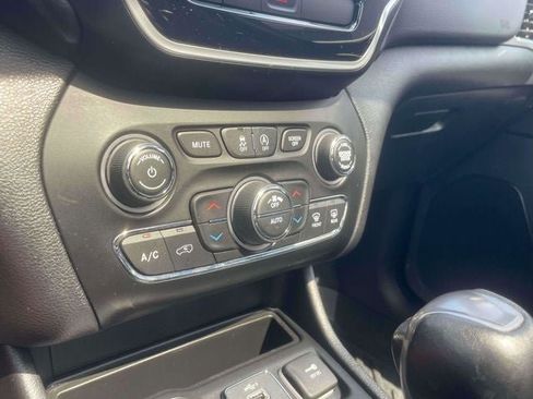 Used 2019 Jeep Cherokee Limited AWD/4WD image 32