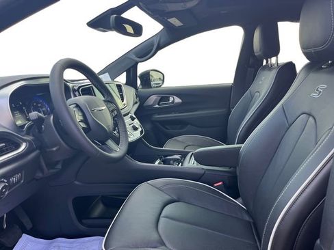 New 2026 Chrysler Pacifica Limited w/ S Appearance Package image 9