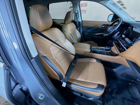 Certified 2025 Nissan Pathfinder Platinum AWD/4WD image 36