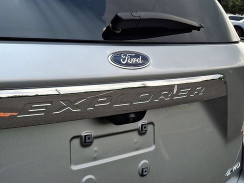 Used 2023 Ford Explorer XLT AWD/4WD image 34