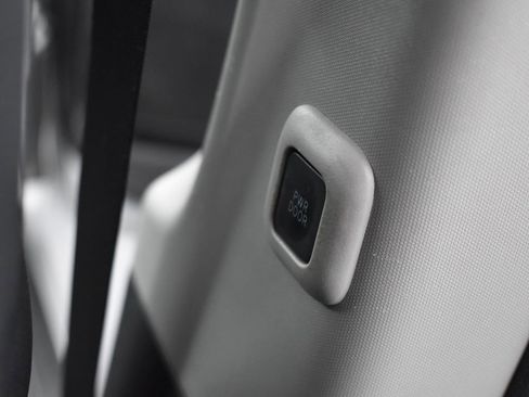 Used 2019 Toyota Sienna SE image 27