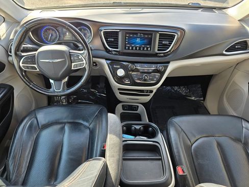 Used 2019 Chrysler Pacifica Touring-L image 19