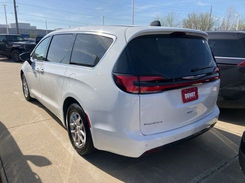 Used 2025 Chrysler Pacifica Select FWD image 5