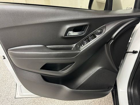 Used 2021 Chevrolet Trax LS w/ Tint and Cruise Package FWD image 9