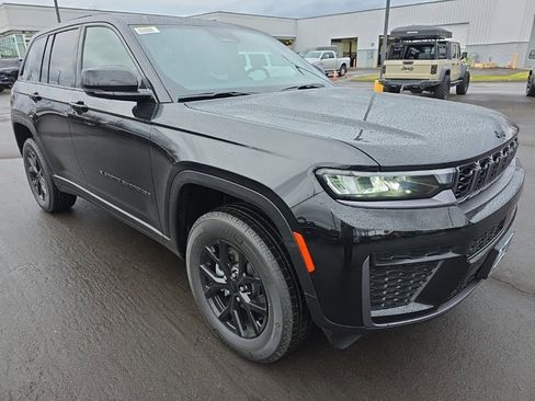 New 2026 Jeep Grand Cherokee Altitude image 7