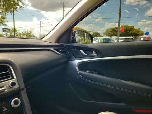 Certified 2025 Genesis G70 2.5T RWD image 27