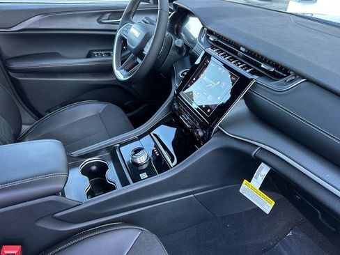 New 2025 Jeep Grand Cherokee Altitude image 16