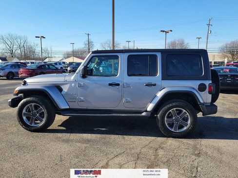 Used 2019 Jeep Wrangler Unlimited Sahara w/ Dual Top Group AWD/4WD image 28