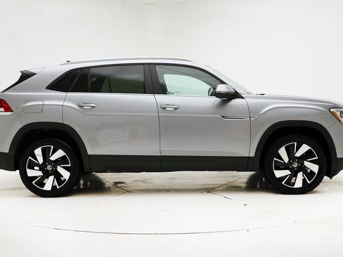 Used 2025 Volkswagen Atlas Cross Sport SE image 3