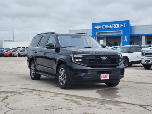 Certified 2025 Ford Expedition Active AWD/4WD image 3