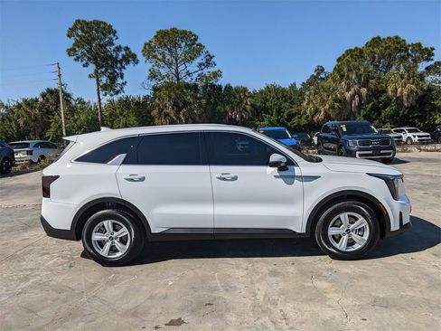Certified 2025 Kia Sorento LX image 10