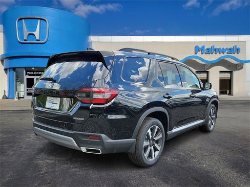 New 2025 Honda Pilot Touring image 3