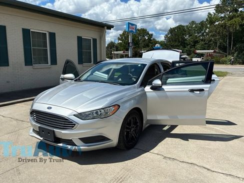 Used 2018 Ford Fusion SE w/ Fusion SE Technology Package FWD image 13