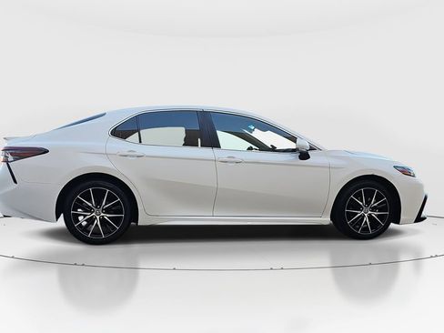 Used 2022 Toyota Camry SE image 4